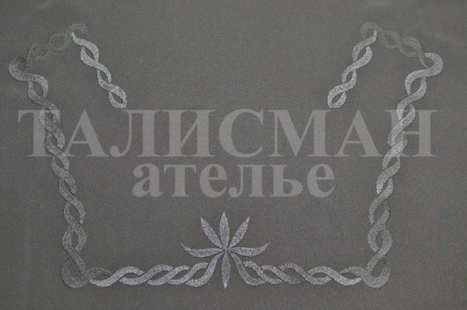 Фигурный рисунок на воротнике женского платья