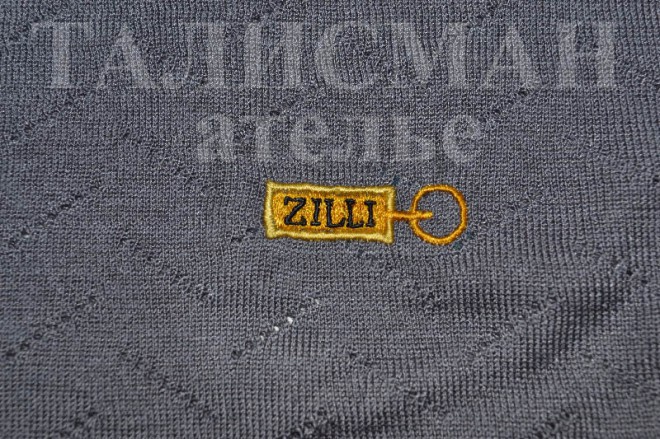 Логотип ZILI на мужском изделии из трикотажа